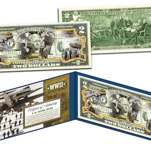 Puede incluir: Un billete de dos dólares con un borde dorado y una imagen de un bombardero B-17 Flying Fortress, un retrato de Franklin D. Roosevelt y una escena de soldados marchando. El billete tiene el texto "WWII" y "F71235101A" impreso en él.