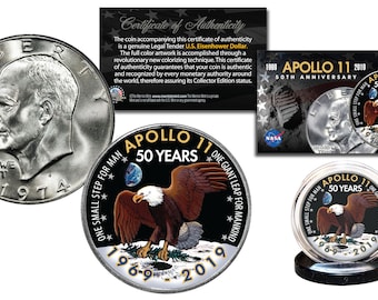 Peut inclure: Une pièce de monnaie en argent d'un dollar avec un portrait de Dwight D. Eisenhower d'un côté et un aigle chauve atterrissant sur la lune avec le texte "Apollo 11 50 Years" de l'autre côté. La pièce est dans un présentoir en plastique transparent avec une base noire.