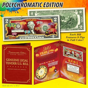 Puede incluir: Un billete de banco conmemorativo que presenta un billete de dos dólares con ocho cerdos coloridos impresos en él. El billete forma parte de una colección del Año del Cerdo 2019. El billete está enmarcado en una carpeta roja y dorada con un certificado de autenticidad.