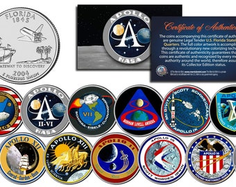 Peut inclure: Une collection de 12 pièces de monnaie américaines en argent de 25 cents représentant les missions Apollo. Chaque pièce a un design différent avec une image colorée du logo de la mission Apollo, des astronautes et du vaisseau spatial. Les pièces sont accompagnées d'un certificat d'authenticité.