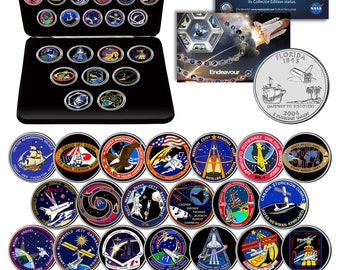 Peut inclure: Un ensemble de 25 pièces de monnaie américaines en argent de 25 cents représentant des images du programme de la navette spatiale et du quartier de l'État de Floride. Les pièces sont présentées dans un coffret noir avec un certificat d'authenticité.