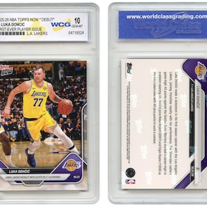 Op de afbeelding: Een Luka Dončić basketbalkaart uit de 2025-26 NBA Topps Now Debut serie. De kaart toont Dončić in een Lakers-uniform, beoordeeld als WCG GEM-MT 10. De achterkant bevat biografische informatie.