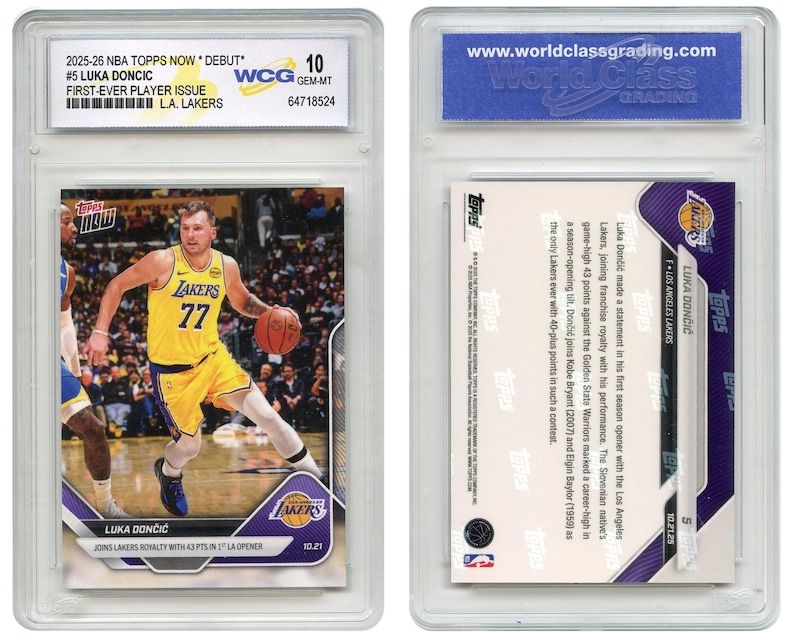 Op de afbeelding: Een Luka Dončić basketbalkaart uit de 2025-26 NBA Topps Now Debut serie. De kaart toont Dončić in een Lakers-uniform, beoordeeld als WCG GEM-MT 10. De achterkant bevat biografische informatie.