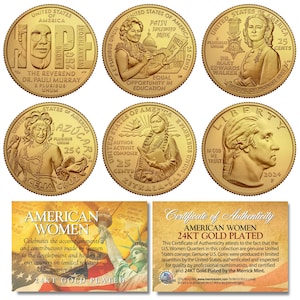 Può includere: Un set di monete da un quarto di dollaro americano "American Women" placcate in oro 24 carati che presentano ritratti di donne notevoli. Le monete sono esposte su una carta con un certificato di autenticità. La carta presenta una grafica della Statua della Libertà e il testo "American Women 24kt Gold Plated".