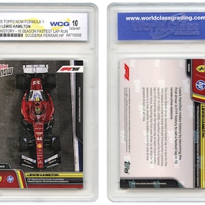 Puede incluir: Una tarjeta coleccionable Topps Now Formula 1 2025 con Lewis Hamilton en un coche Scuderia Ferrari. La tarjeta está calificada WCG 10 GEM-MT e incluye texto sobre los récords de Hamilton.
