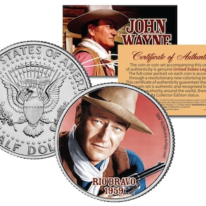 Op de afbeelding: Een verzameling John Wayne-memorabilia, waaronder een zilveren halve dollar munt, een gekleurde munt met Wayne en een certificaat van echtheid. De gekleurde munt komt uit de film "Rio Bravo" 1959.