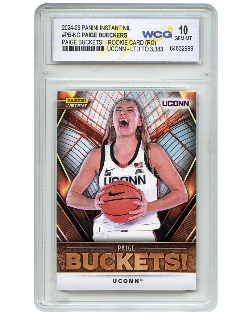Puede incluir: Una tarjeta de novato Panini Instant NIL de Paige Bueckers, calificada WCG 10 GEM-MT. La tarjeta presenta a Bueckers con un uniforme de baloncesto de UConn sosteniendo un bal&oacute;n. La tarjeta dice "PAIGE BUCKETS!" y "UCONN".