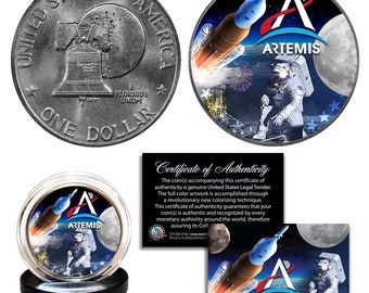 Peut inclure: Une pièce d'un dollar en argent avec l'inscription "United States of America" et "One Dollar" sur le devant. Le dos de la pièce présente une image colorisée d'un astronaute debout sur la lune avec une fusée en arrière-plan. Le texte "Artemis" est imprimé sur la pièce.