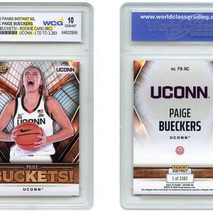 Puede incluir: Dos tarjetas deportivas coleccionables encapsuladas. La tarjeta frontal presenta a una jugadora de baloncesto con un bal&oacute;n, el texto dice "PAIGE BUCKETS!" y "UCONN." La tarjeta trasera muestra "PAIGE BUECKERS" y "UCONN" con "1 de 3383."