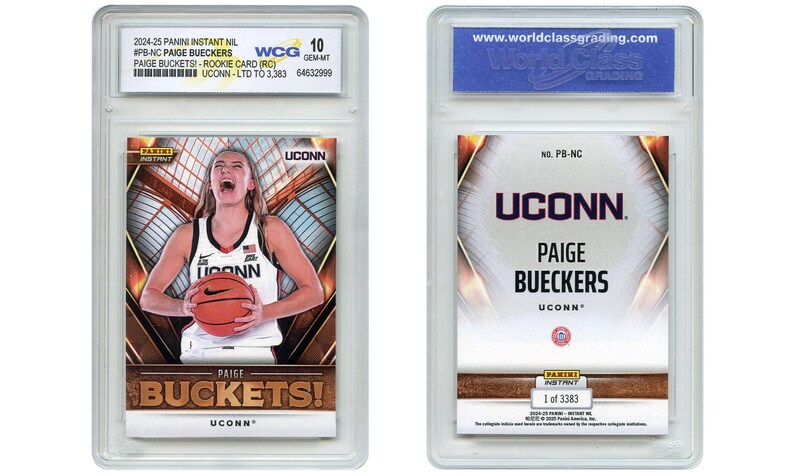 Puede incluir: Dos tarjetas deportivas coleccionables encapsuladas. La tarjeta frontal presenta a una jugadora de baloncesto con un bal&oacute;n, el texto dice "PAIGE BUCKETS!" y "UCONN." La tarjeta trasera muestra "PAIGE BUECKERS" y "UCONN" con "1 de 3383."