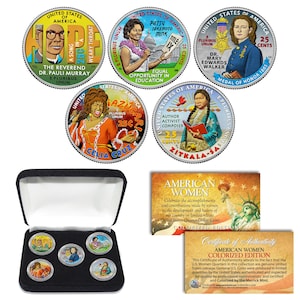 Può includere: Un set di cinque quarti di dollaro americani "American Women" in una scatola di velluto nero con un certificato di autenticità. Le monete presentano ritratti della dott.ssa Mary Edwards Walker, Patsy Takemoto Mink, Zitkala-Ša, Celia Cruz e la dott.ssa Pauli Murray. Le monete sono colorate e riportano la scritta "American Women" sul certificato.