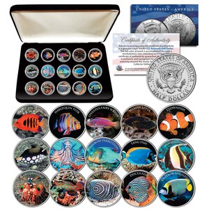 Könnte beinhalten: Ein Set mit 16 silbernen Halbdollare, die farbenfrohe Bilder verschiedener Fischarten zeigen. Die Münzen werden in einem schwarzen, mit Samt ausgekleideten Etui mit einem Echtheitszertifikat präsentiert.