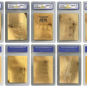 Puede incluir: Una colección de monedas conmemorativas de Star Trek de color dorado, encapsuladas en protectores. Las monedas presentan varios diseños y texto, incluyendo la frase "Commemorating 30 years of Star Trek".