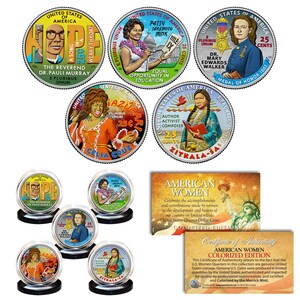 Może przedstawiać: Zestaw 9 srebrnych monet o wartości ćwierć dolara, przedstawiających portrety wybitnych amerykańskich kobiet. Monety są prezentowane w przezroczystych plastikowych uchwytach i są dołączone do karty z tytułem "Amerykańskie kobiety: Edycja kolorowa".