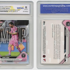 Puede incluir: Una tarjeta comercial deportiva calificada con Lionel Messi en uniforme del Inter Miami CF. La tarjeta es de la serie 2025 Topps Now y conmemora su primer premio MVP de la MLS consecutivo. La tarjeta está calificada WCG 10 GEM-MT.