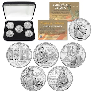 Pode incluir: Um conjunto de nove moedas americanas de 25 centavos de dólar prateadas com retratos de mulheres americanas notáveis. As moedas são exibidas em uma caixa de veludo preto com um certificado de autenticidade. As moedas apresentam as palavras "United States of America" e "E Pluribus Unum" juntamente com o ano de 2024.