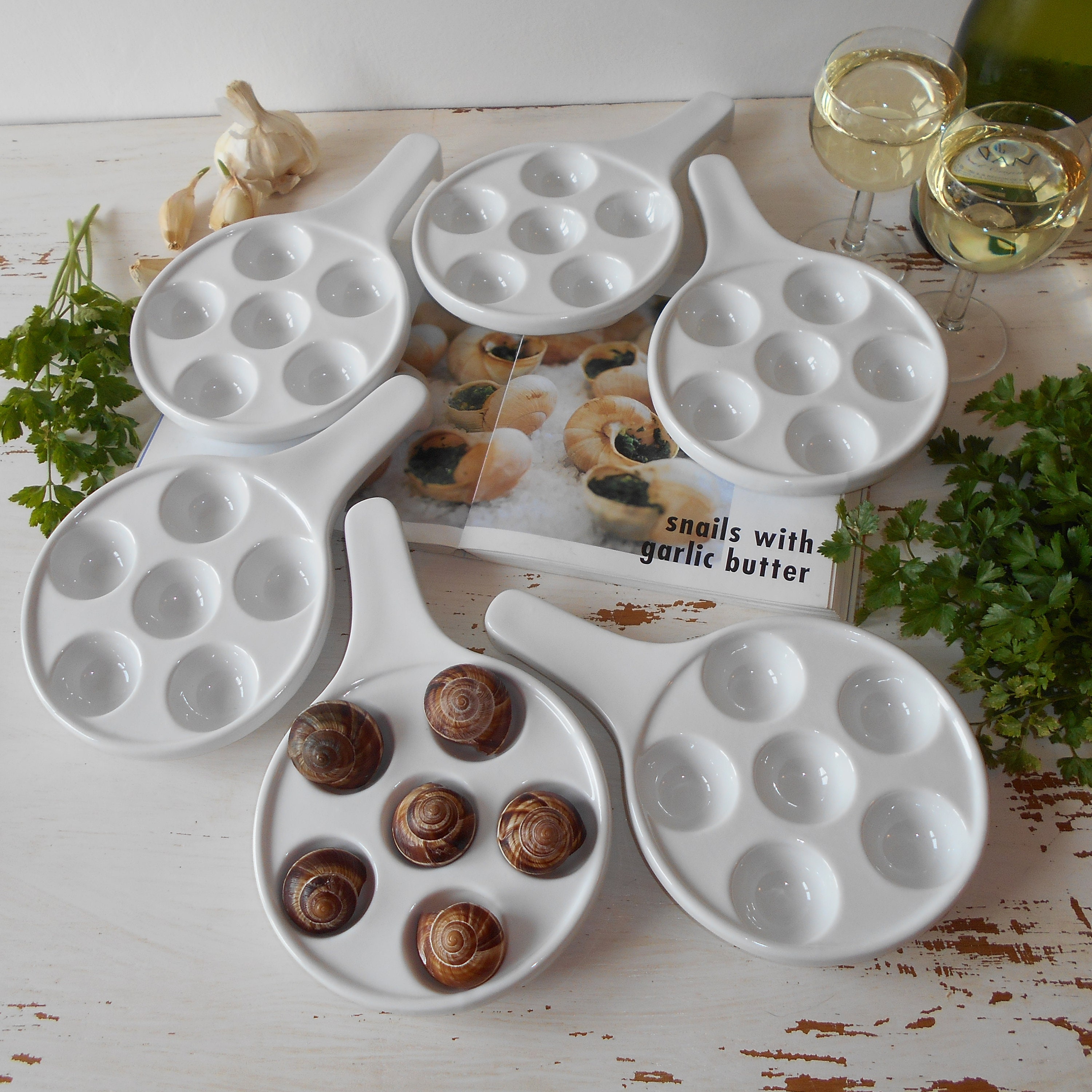 Ensemble de Six, Blancs, Français Plaques d'escargot. Plat d'escargot Vintage. Jeanne d'arc Style Li