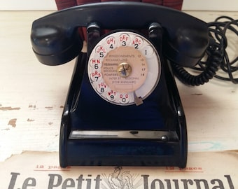 Téléphone à cadran des années 60. Téléphone à cadran en bakélite noire. Vieux Téléphone Noir. Ancien téléphone à cadran rétro. Composez le numéro de téléphone. Vieux téléphone. Décoration de bureau.