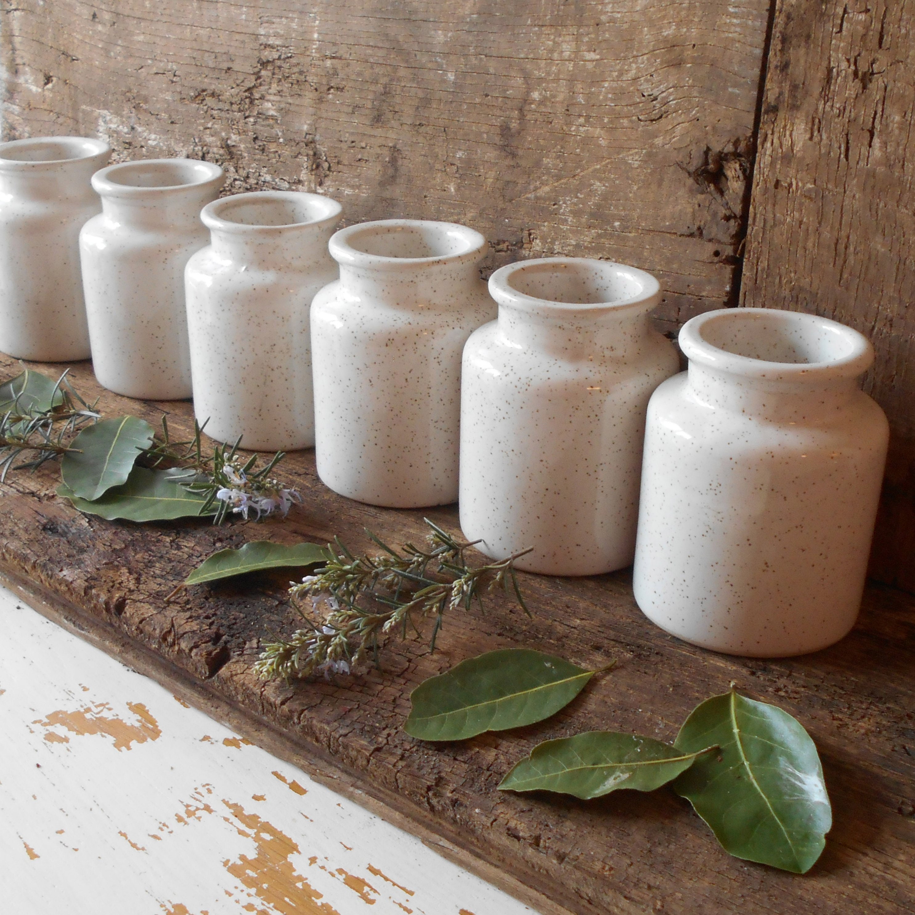 Ensemble de Six Pots Moutarde Blanche avec Glaçure Mouchetée. Jeanne d'arc Living Style Décor. Franç