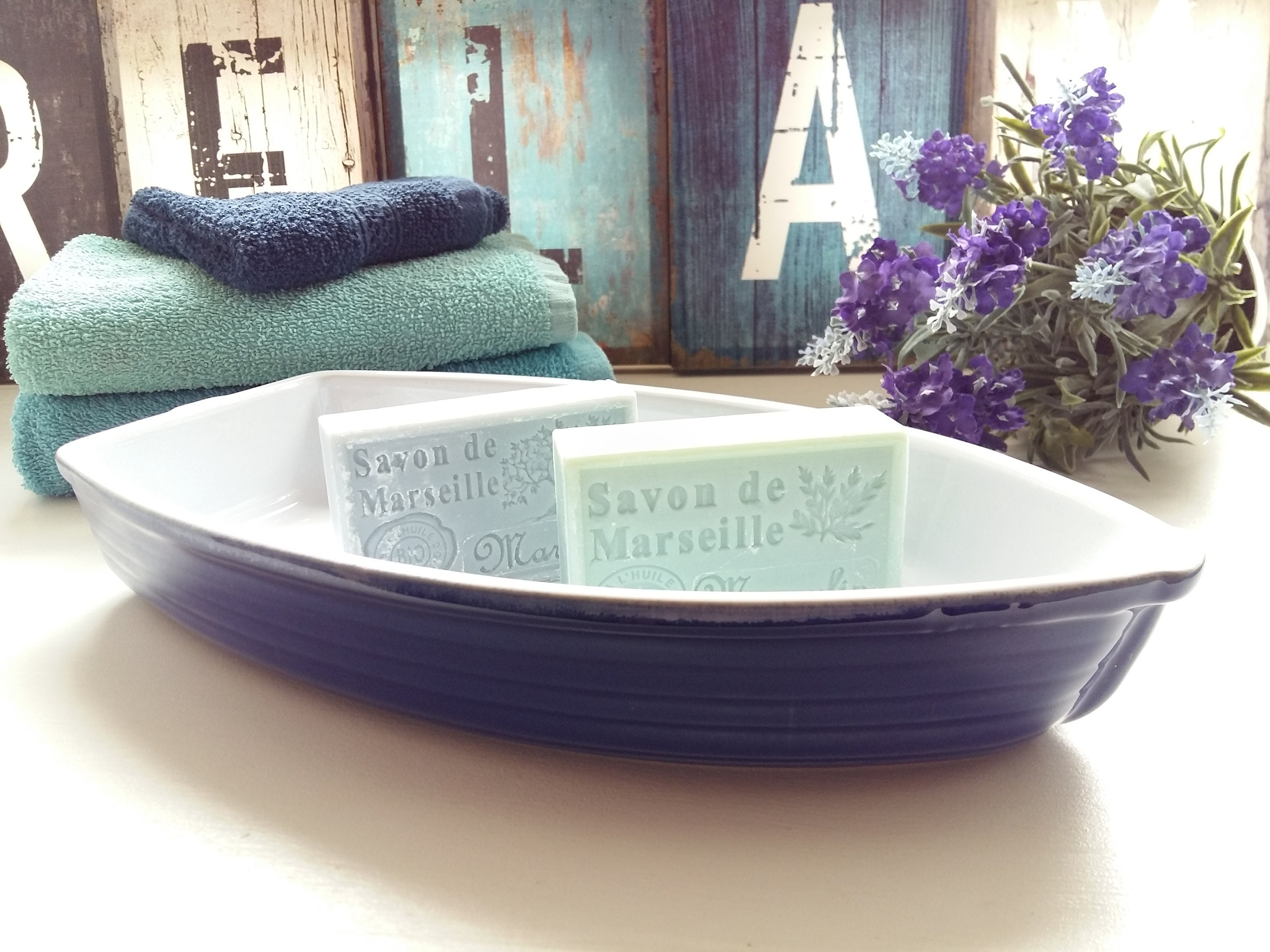 Grand Plat en Forme de Bateau Par Emile Henry, France. Bol Céramique. Décoration Salle Bain Côtière.