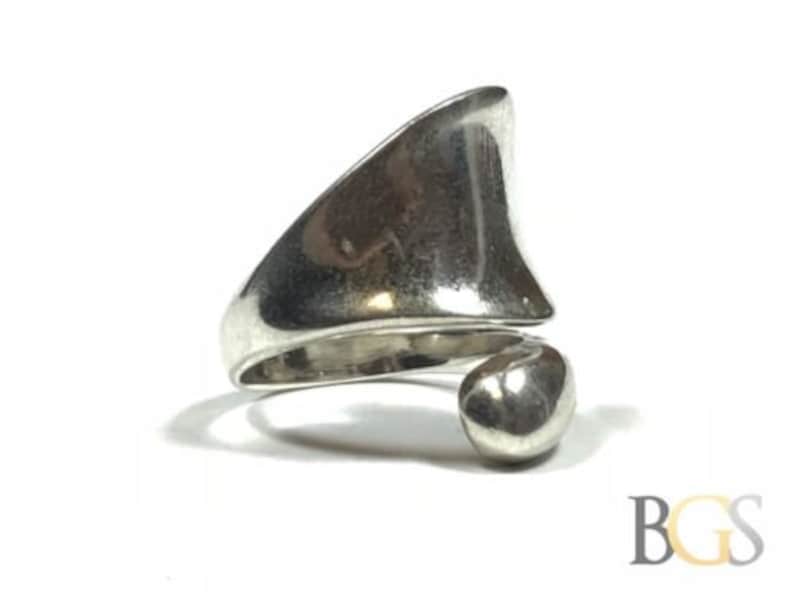 Take A Look! Beautiful /& Modern Ladies Sterling Silver Ring Size 7.75