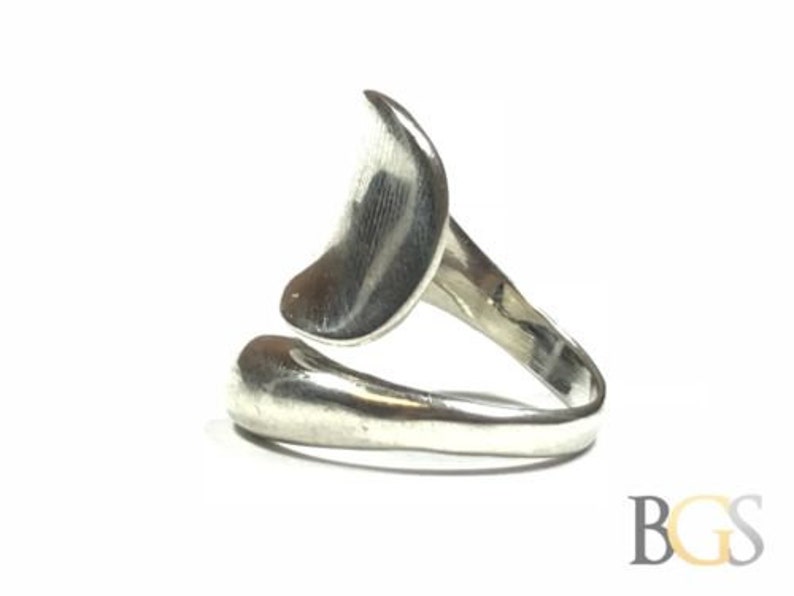 Take A Look! Beautiful /& Modern Ladies Sterling Silver Ring Size 7.75
