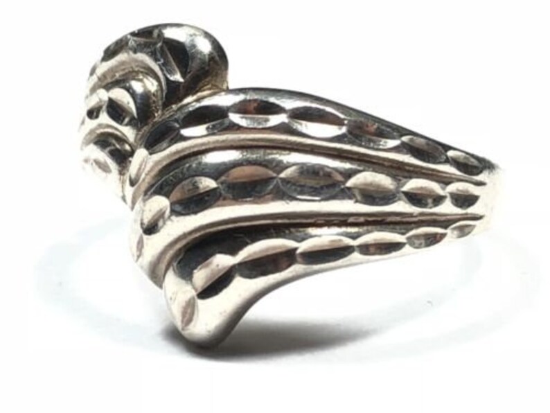 Beautiful /& Unique Ladies Sterling Silver Wave Design Ring Wow! Size 10.25