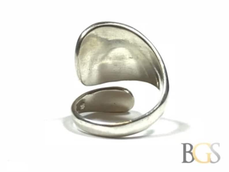 Take A Look! Beautiful /& Modern Ladies Sterling Silver Ring Size 7.75