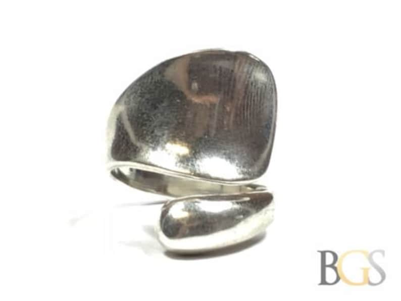 Take A Look! Beautiful /& Modern Ladies Sterling Silver Ring Size 7.75
