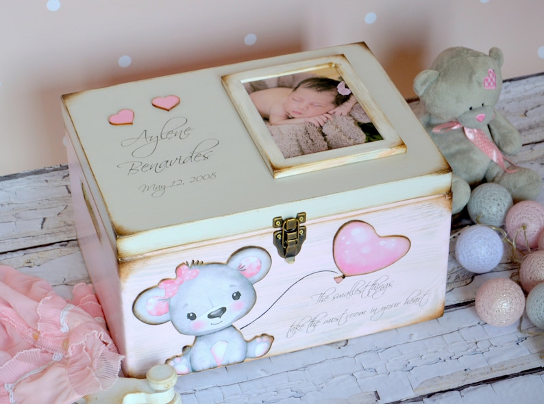 Grande boîte à souvenirs en bois pour bébé, cadeau personnalisé pour nouveau-né. image 1