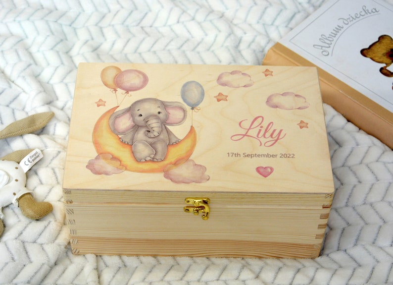 Gepersonaliseerde babygeheugendoos, natuurlijk houten babyherinneringsdoos, cadeau voor babtisme, nieuw babycadeau-idee afbeelding 8