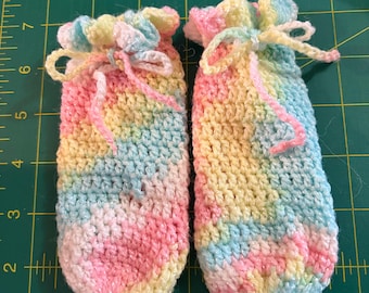 Patucos de bebé con rayas rosas, azules y amarillas y lazo con cordón ajustable.