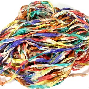 Cinta de seda Sari reciclada con tinte de corbata multicolor, 5, 10 yardas o cinta de madeja completa, joyería, tejido giratorio, fieltro, diario basura, artesanía BOHO