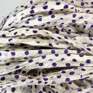 Fita de seda reciclada de bolinhas de ameixa Sari 5, 10 jardas ou novelo completo Fita para tecelagem de joias Fiação Feltragem Junk Journal Craft BOHO