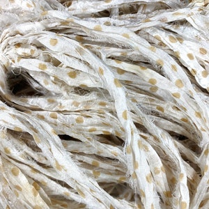 Fita de seda sari reciclada de bolinhas bege, 5, 10 jardas ou meada completa, joias, tecelagem, feltro, diário, artesanato, boho