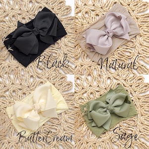 Peut inclure: Quatre bandeaux pour b&eacute;b&eacute; en noir, naturel, cr&egrave;me au beurre et vert sauge. Chaque bandeau est orn&eacute; d'un grand n&oelig;ud d&eacute;coratif. Les couleurs sont &eacute;tiquet&eacute;es avec une &eacute;criture cursive &eacute;l&eacute;gante : "Black", "Natural", "Buttercream" et "Sage".