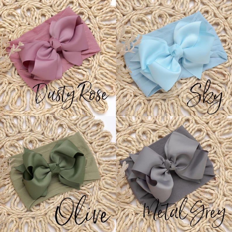 Peut inclure: Quatre bandeaux pour b&eacute;b&eacute; dans les couleurs Dusty Rose, Sky, Olive et Metal Grey. Chaque bandeau est orn&eacute; d'un grand n&oelig;ud sur un bandeau en tissu doux. Les noms des couleurs sont &eacute;crits en cursive.