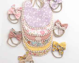 Bavoirs réversibles, ensemble bandeau plastron, bavoirs bébé fleurs vintage, ensemble bavoir bébé fille, coffret cadeau nouveau-né fille, bavoir en coton, bandeaux bébé