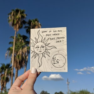 Może przedstawiać: Czarno-biała ilustracja słońca i księżyca z twarzami oraz tekstem "WHAT IF SUN AND MOON WERE BEST FRIENDS ONCE?" Grafika jest trzymana na tle palm i błękitnego nieba.