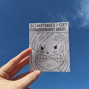Puede incluir: Ilustración en blanco y negro de una cara enfadada con el texto "SOMETIMES I GET EXTRAORDINARILY ANGRY..." sobre un fondo de cielo azul. La ilustración presenta el rostro de una mujer con el ceño fruncido y los dientes apretados.