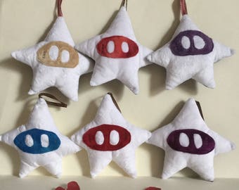Estrella de peluche, estrella blanca hecha a mano con cara. Regalo infantil, estilo kawaii.