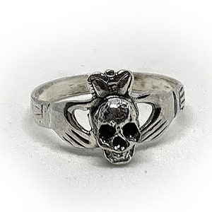 Skull claddagh hotsell ring
