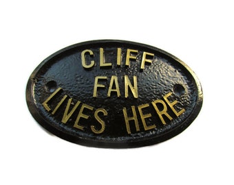 HOUSE DOOR PLAQUE WALL SIGN/GARDEN WITH LETTERS SILVER "ELVIS FAN LIVES HERE" HOUSE DOOR PLAQUE WALL SIGN/GARDEN WITH LETTERS SILVER "ELVIS FAN LIVES HERE"