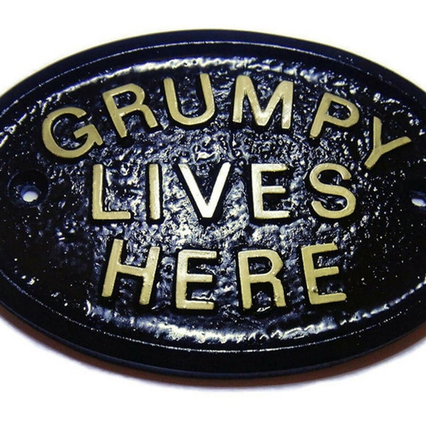Placa de puerta Grumpy Lives Here con letras doradas en relieve de 5" x 3,5"