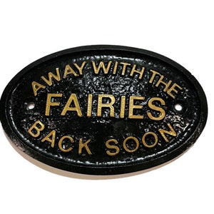 Placa de pared Away With The Fairies Back Soon con letras en relieve doradas, hecha de resina sólida de 5" x 3,5"