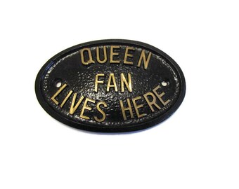 HOUSE DOOR PLAQUE WALL SIGN/GARDEN WITH LETTERS SILVER "ELVIS FAN LIVES HERE" HOUSE DOOR PLAQUE WALL SIGN/GARDEN WITH LETTERS SILVER "ELVIS FAN LIVES HERE"