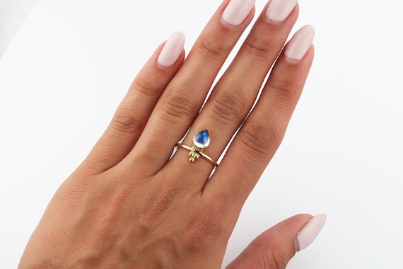 14K Yellow Gold Natural Blue Sheen Moonstone Ring 14K Yellow Gold Natural Blue Sheen Moonstone Ring