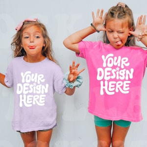 Kids Comfort Colors C9018 Camiseta Mockup Juventud Neón Rosa Orquídea Hermano Modelo Hermana Niñas Camiseta en blanco de gran tamaño Mock up Al aire libre Personalizado