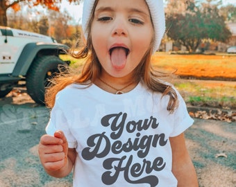 Maqueta de camiseta blanca para niños / Modelo bohemio para niños pequeños / Maqueta de camiseta para niños / Camiseta estampada para bebés / Gildan G500B / Maqueta para exteriores / Camiseta para niñas