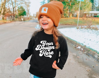 Dziecięca czarna bluza z okrągłym dekoltem | Makieta dziecięcego czarnego swetra outdoorowego | Modny sweterek boho dla dziewczynki | Młodzieżowy makiet